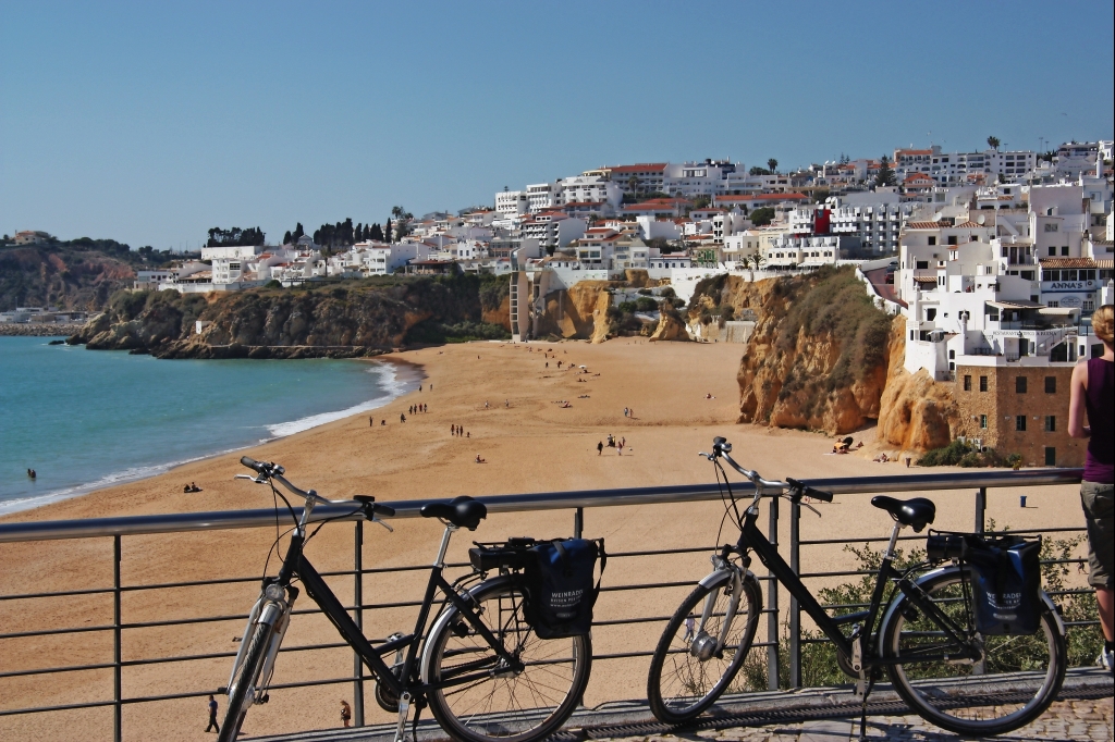 Unbegleitete Veloferien - Blick auf das malerische Küstenstädtchen Albufeira auf der individuellen Veloreise Algarve.